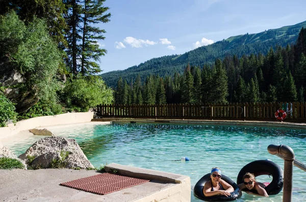 Dos Amigas Disfrutan Granite Creek Hot Springs Jackson Wyoming Con — Foto de Stock