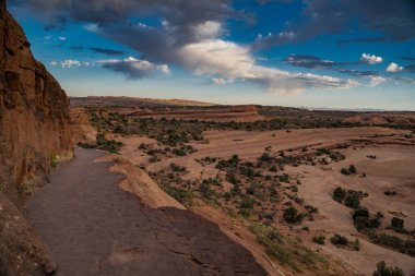 Hassas Arch için iz Arches National Park Utah bir uçurumun kenarında bir rock ters olduğunu. Sunrise