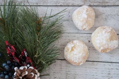 Ev yapımı Rus çay beyaz ahşap arka planda Noel çelenk ile izole kek (olarak da bilinen Meksika düğün çerezler)