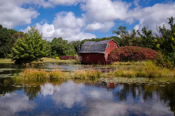 Granero Rojo Abandonado Hunde Lago Cerca Zimmerman Minnesota —  Fotos de Stock