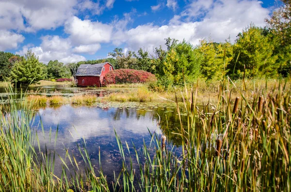 Eine Verlassene Rote Senkscheune Versinkt Einem See Bei Zimmerman Minnesota — Stockfoto