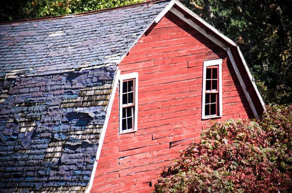 Close Abandoned Red Sinking Barn Sinks Lake Zimmerman Minnesota — Stock Photo, Image