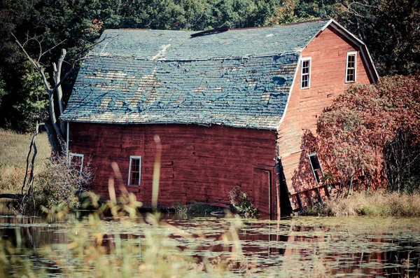Granero Rojo Abandonado Hunde Lago Cerca Zimmerman Minnesota Filtro Aplicado —  Fotos de Stock