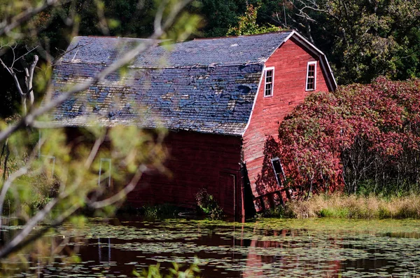 Terk Edilmiş Bir Kırmızı Bir Göl Kenarında Zimmerman Minnesota Içine — Stok fotoğraf