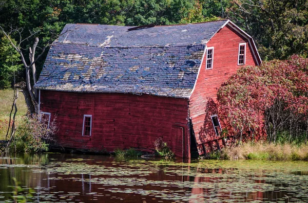 Granero Rojo Abandonado Hunde Lago Cerca Zimmerman Minnesota —  Fotos de Stock