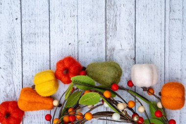 Keçe bulanık kabaklar ve beyaz ahşap zemin üzerinde su kabakları ile düz yatıyordu sonbahar arka plan. Sonbahar kavramı kopya alanı ile