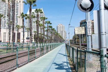 1 Mayıs 2018 - San Diego, Ca: Tren yolu San Diego arabası yanı sıra Amtrak yolcu treni ve Güney California şehrin içinden, bir açık yaz günü çalışacak Yük trenleri