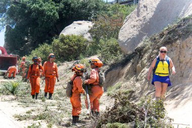 11 Mayıs 2015 - Ramona, California: Uzun yürüyüşe çıkan kimse geçer kadın esirleri bir grup tarafından iş anlaşması üzerinden California Amirliği Ormancılık işi
