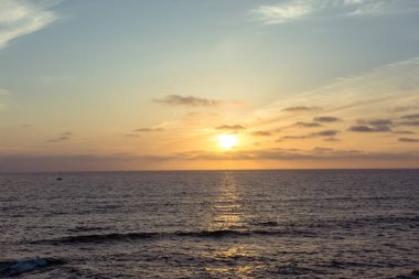 La Jolla, San Diego California Pasifik Okyanusu'nda üzerinde renkli turuncu ve mor günbatımı.