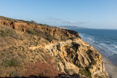 Torrey Pines State Park Güney Kaliforniya'daki Pasifik Okyanusu güzel kayalık sahil manzaralarını sunmaktadır