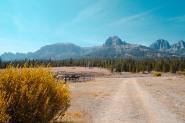 At corral ve toprak yola Dubois Wyoming sonbaharda Rocky Dağları'nın manzaralı Shoshone National Forest yakınındaki
