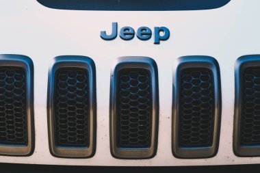Açık ayrıntı hood ızgara bir beyaz Jeep Cherokee Trailhawk Suv araç üzerinde 7 Haziran 2018 - Otomotiv Minneapolis, Mn