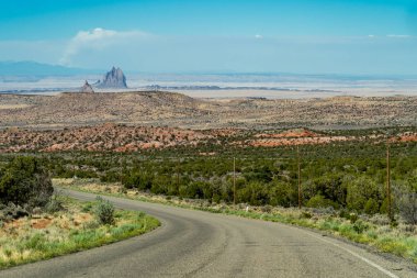 Arizona Lukachukai Pass yoldan New Mexico Shiprock kaya oluşumu görünümünü