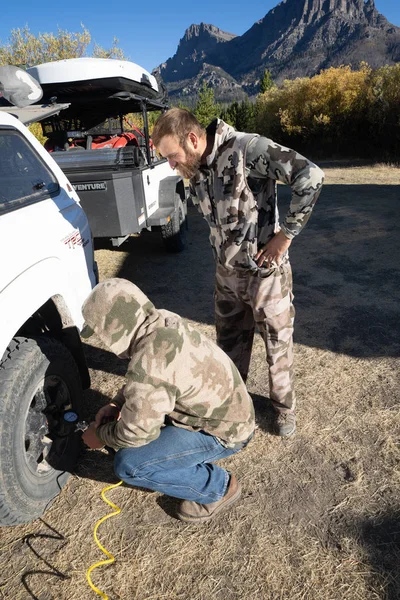 Septembre 2018 Dubois Wyoming Deux Chasseurs Masculins Vêtus Camouflage Préparent — Photo