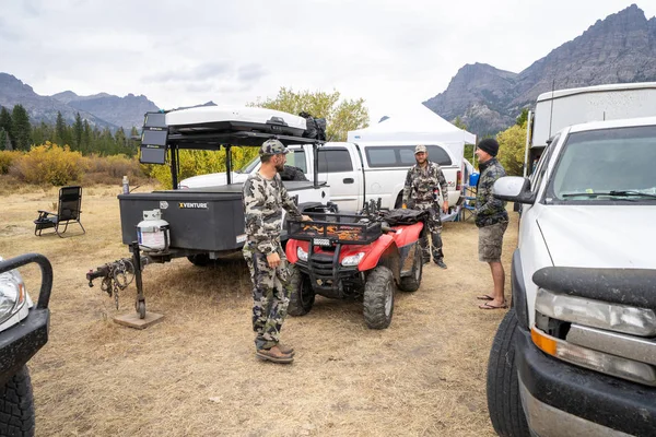 Les Chasseurs Mâles Adultes Rassemblent Autour Camp Base Pour Discuter — Photo