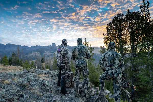 Three Adult Male Hunter Friends Unrecognizable Stand Mountain Ridge Looking — Stock Photo, Image