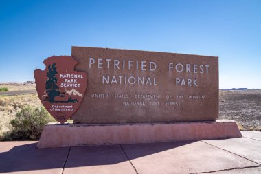 1 Temmuz 2018 - Holbrook, Arizona: İşareti için güneşli bir Arizona taşlaşmış orman Milli Parkı işaret