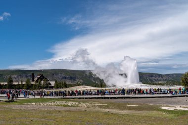 25 Mayıs 2018 - Yellowstone, Wyoming: eski sadık şofben patlak izlemek için tahta turistler ve ziyaretçiler toplanın kalabalıklar. Kalabalık turist konumlar için kavram
