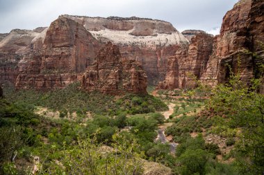Bulutlu bir günde muson sezonunda Kanyon bulutlu gün Zion National Park
