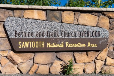 18 Temmuz 2018 - Stanley Idaho: İşareti Bethanie ve Frank kilise Overlook vahşi Idaho testere dişi dağlarında