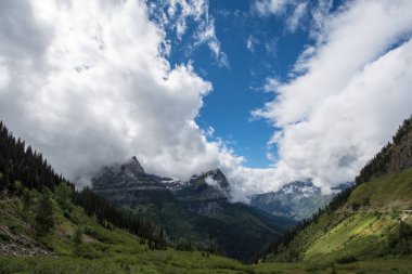 Sahne boyunca güneş yolun buzul Milli Parkı Montana ABD'de olacak. Gökyüzünde negatif boşluk