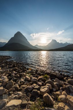 Swiftcurrent Gölü geç öğleden sonra birçok buzul alanında Montana Glacier Ulusal Parkı