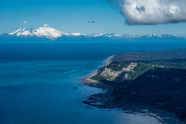 阿拉斯加库克湾的航空摄影视图 清晰地看到了阿拉斯加的雷克思尔特山 — 图库照片