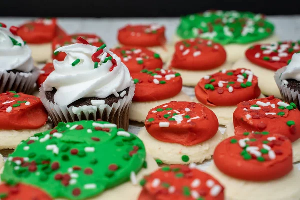 Nahaufnahme Von Schokolade Weihnachtsurlaub Cupcakes Mit Streusel Und Vanille Buttercreme — Stockfoto