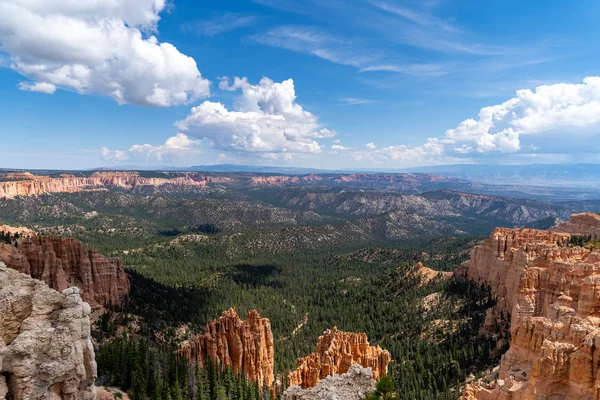 Ormanlar ve red rock Utah Bryce Canyon Milli Parkı'nda, mavi gökyüzü ile geniş görünüm