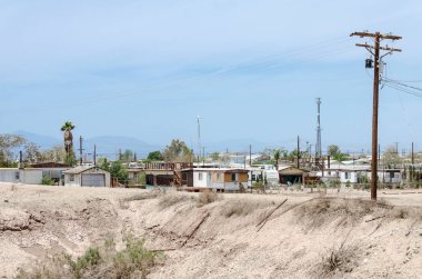 15 Mayıs 2018 - Bombay Beach, Ca: Terk edilmiş römork ve Bombay Beach, California, Salton Denizi yakınındaki evlerde