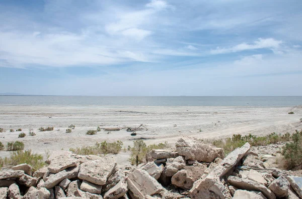 Υπολείμματα Κάθονται Εγκαταλειφθεί Στις Ακτές Του Salton Sea Στην Βομβάη — Φωτογραφία Αρχείου
