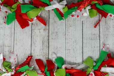 Neşeli Noel kırmızı, yeşil ve beyaz kumaş garland Beyaz ahşap arka plan üzerinde paçavra. Kopya alanı dahil
