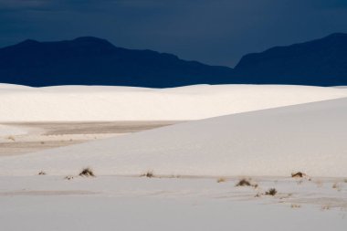 Güzel kumulları ve dramatik dağlar White Sands Ulusal Anıtı New Mexico içinde