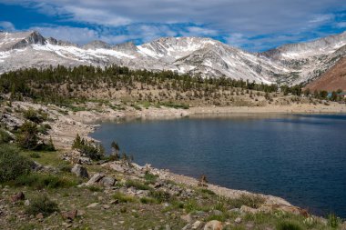 Heybe Gölü Kaliforniya'nın Doğu Sierra Dağları'nda kıyı. Yaz