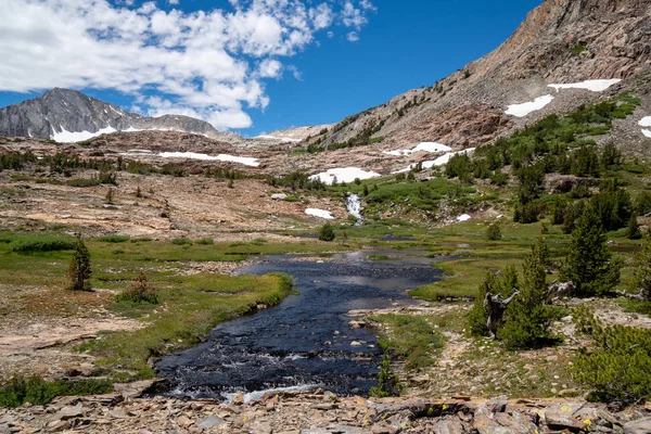 の湖流域ハイキング トレイルに沿ってカリフォルニア東部山脈のストリーム 夏雪と美しい草原 — ストック写真