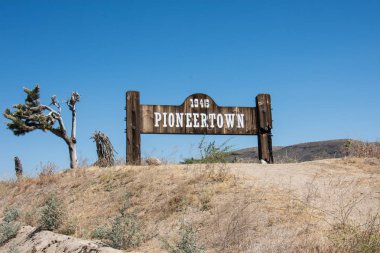 1 Temmuz 2017 - Pioneertown, California: İşareti Pioneertown, Batı filmlerinin için Hollywood yatırımcılar tarafından kurulan bir topluluk California Morongo Havzası bölgesinde bulunan için.