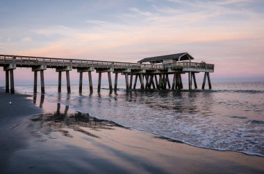 Geniş açı Tybee Adası iskele Gürcistan'daki bir bakış. Pembe ve mor renkte gökyüzünde renkli günbatımı