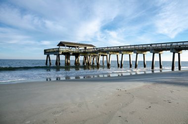 Geniş açı Tybee Adası iskele Gürcistan'daki bir bakış. Kum ilave boşaltmak
