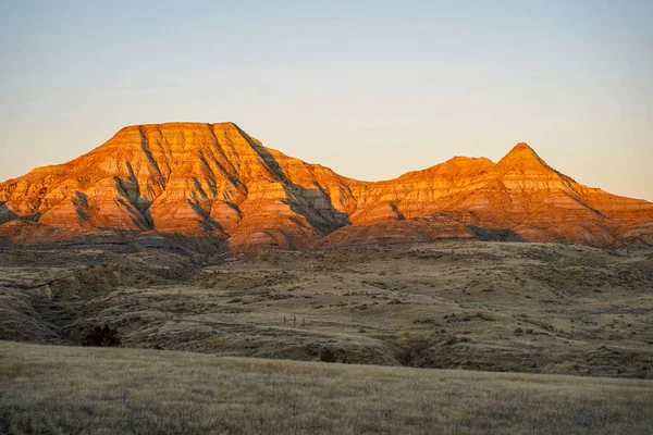 Alpenglow Doğu Montana badlands dağ kayalıklardan gündoğumu, çevre mil şehir, Mt sırasında üzerinde