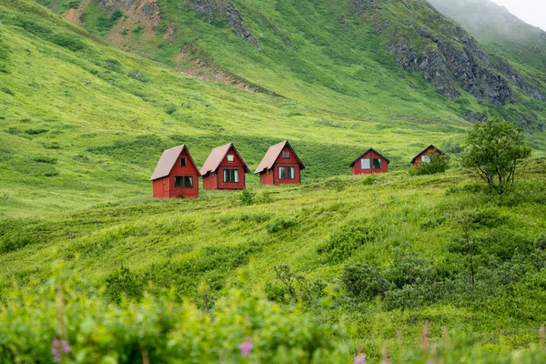 Cabine Rosse Abbandonate Siedono Nelle Verdi Montagne Lussureggianti Dell Alaska — Foto Stock