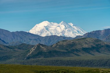 Mt Denali - (Mt Mckinley) Denali Milli Parkı'nda açık engelsiz görünümünü. Tamamen açık görüş, Alaska güneşli bir günde