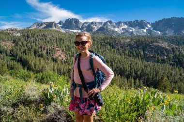 Kadın backpacker uzun yürüyüşe çıkan kimse pozlar kalp göl iz Mammoth Lakes California Doğu Sierra dağlarında