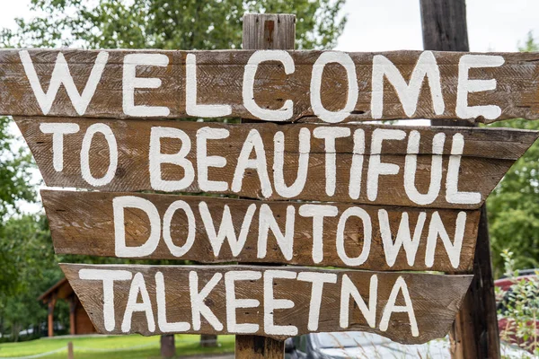 2018 タルキートナ 風変わりな記号は 美しいダウンタウン タルキートナ 中央内陸アラスカにおける小都市に訪問者を歓迎 — ストック写真