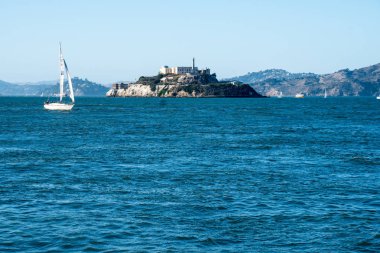 22 Ekim 2018 - San Francisco, California: Yelkenli yelken Alcatraz Adası yakınlarında Bay güneşli bir sonbahar