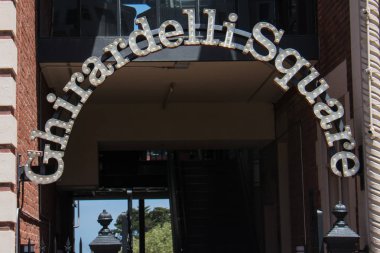 20 Ekim 2017 - San Francisco, Ca: Ghirardelli Square çikolata dükkanı dondurma sundaes satıyor ve turistlere çikolata tatlı davranır