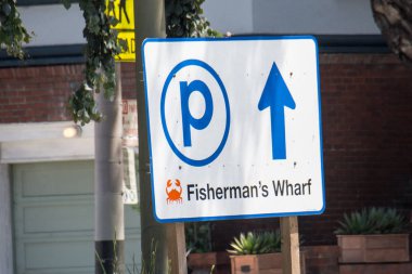 6 Temmuz 2017 - San Francisco, California: otopark işareti Pier 39 müşteriler at Fisherman's Wharf için garaja turistlere yönlendirir