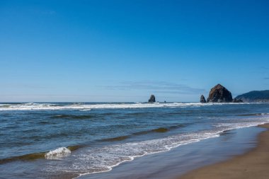 Top Beach Oregon ünlü Haystack Rock manzaralı