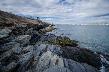 Rhode Island Cliff yürümek kırma dalgalar Atlantik Okyanusu'nun kayalık kıyı boyunca gösterir