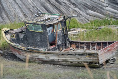 Homer Spit Kachemak Bay Homer Alaska boyunca boyunca bir bataklık çim alanda bir terkedilmiş paslı tekne oturur