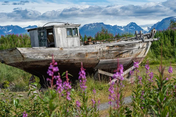 Abandoned Boat Sits Junkyard Alaska Homer Spit Sunny Summer Day — Stock Photo, Image